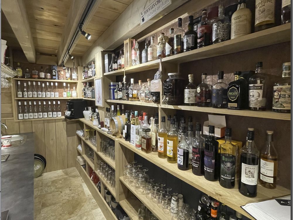 Le bar et ses rhums, La Cave des Copains