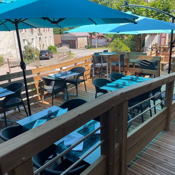 La terrasse en bois avec ses parasols